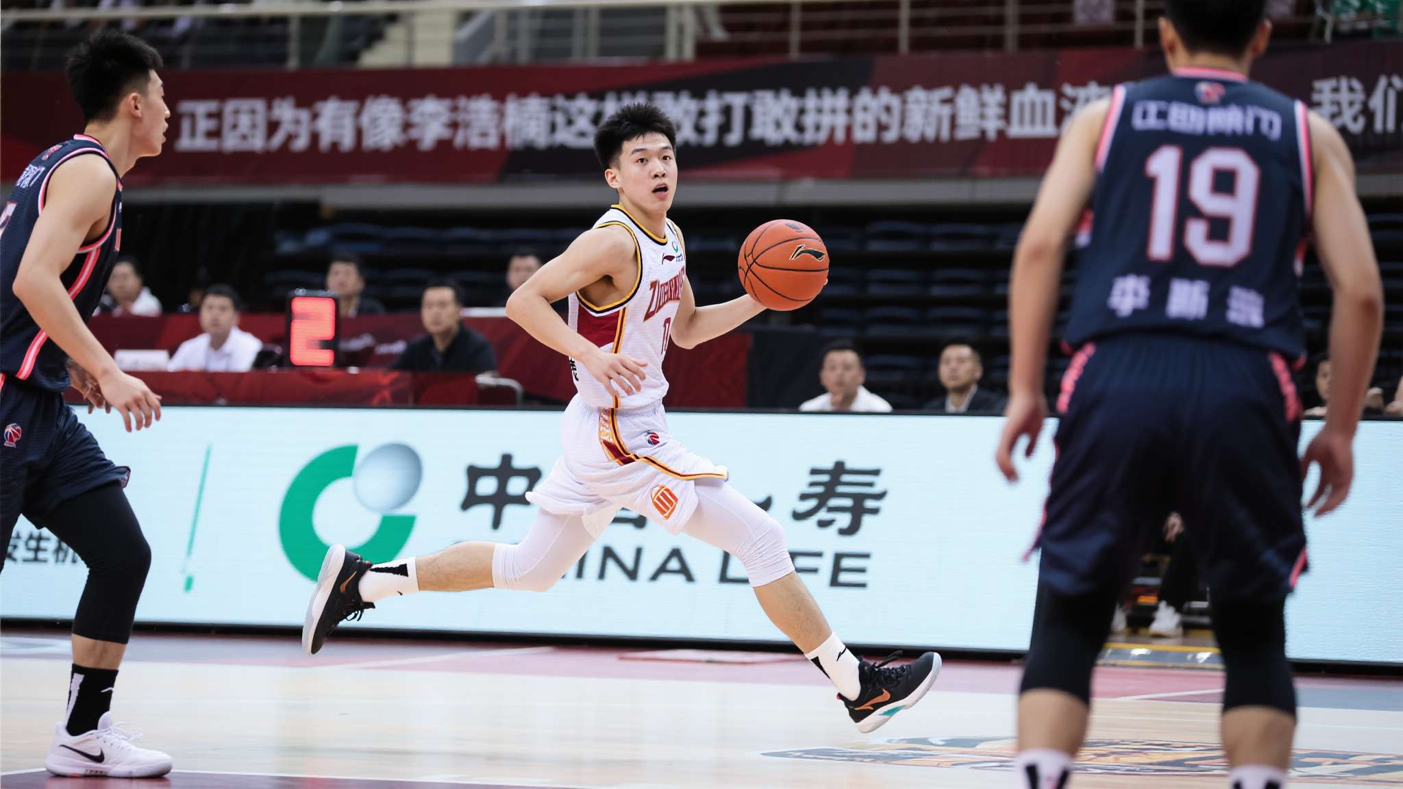 战队首发为爱送五杀 本次取胜还离不开年轻力量崛起。例如19岁的崭露头角小将李浩楠,以犀利突破及果断投